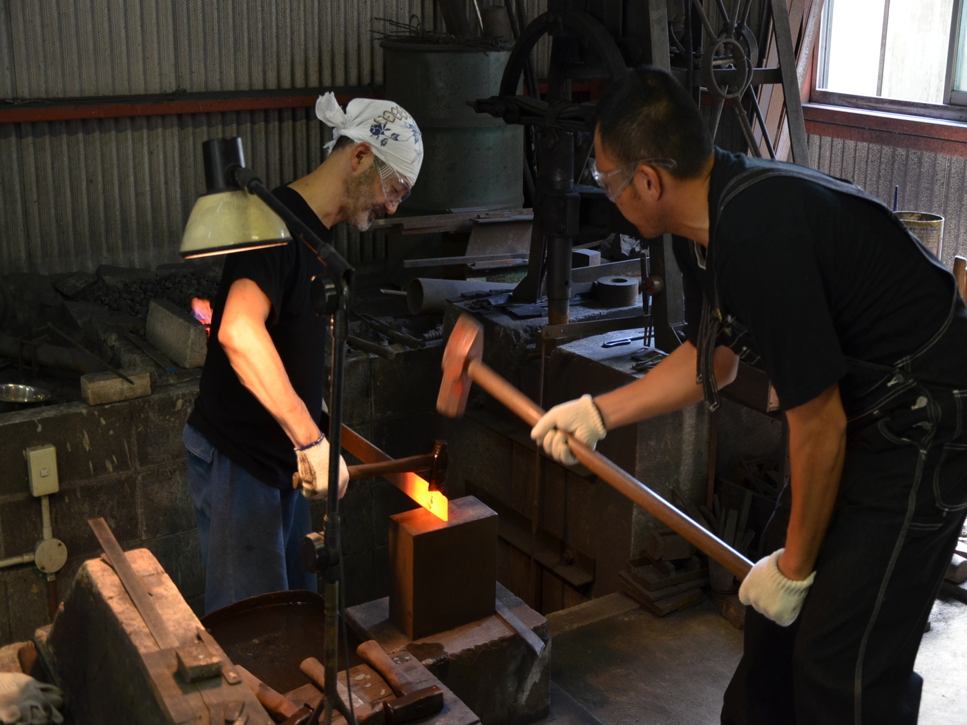 たたら製鉄・古式鍛造　工房くろがね