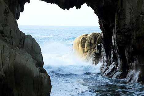 日本最大の花崗岩海蝕洞門でもあり、昭和26年に天然記念物の指定を受けている白山洞門。